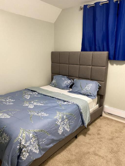 Beautiful And Spacious 1 Room In A Very Quiet Area Airdrie Ngoại thất bức ảnh